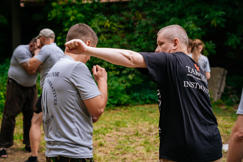 инструктор по рукопашному бою демонстрирует удар предплечьем