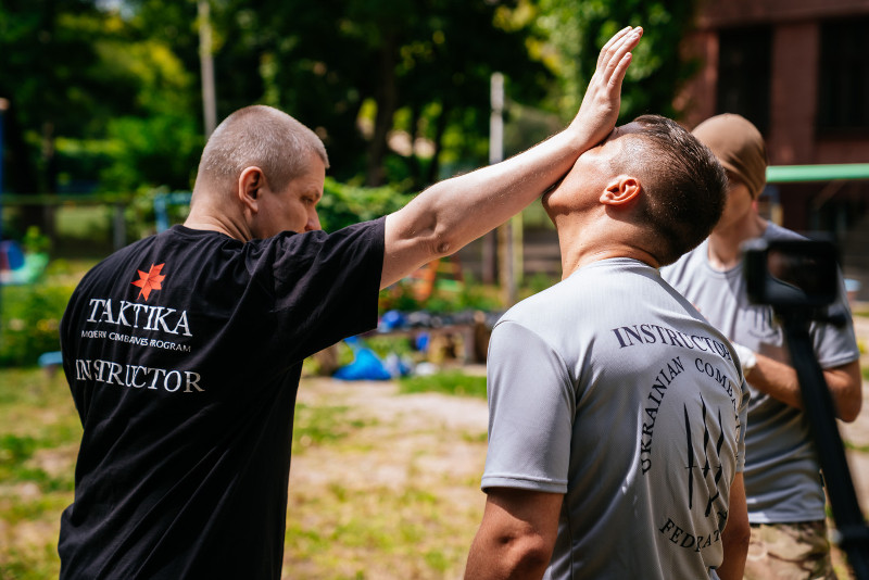 інструктор по рукопашному бою демонструє удар долонею в обличчя
